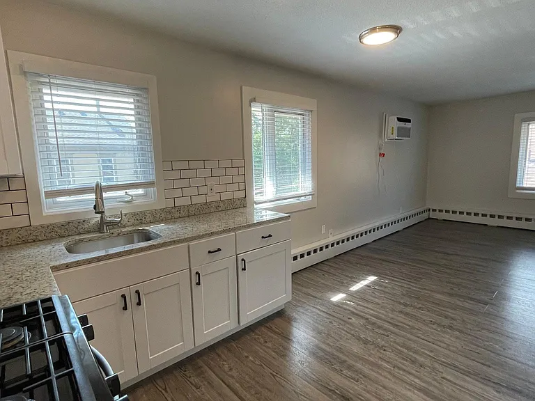 689 Lowry Ave NE #9 — Photo 7