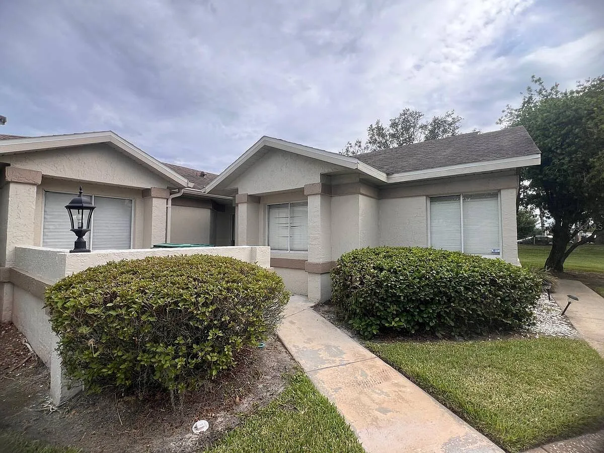 3 bed, 2.0 bath, 1348 sqft, $2,400 — Photo 3