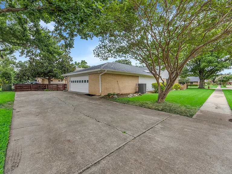 13826 Wooded Creek Ct — Photo 36