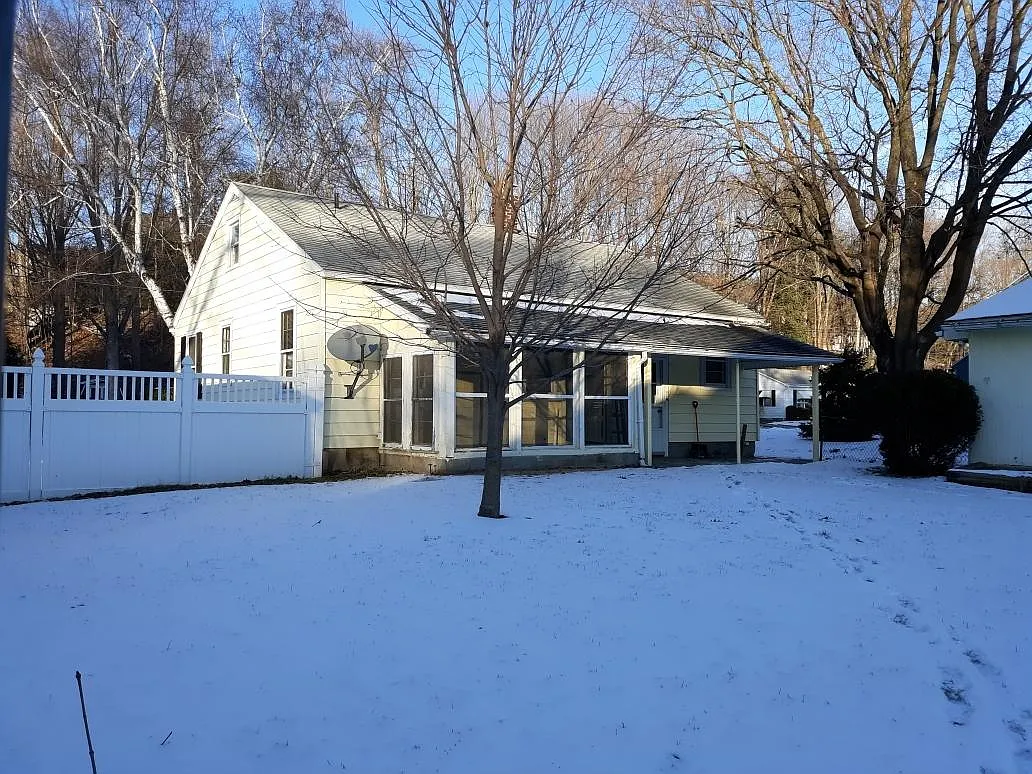 3 bed, 1020 sqft, $1,950 — Photo 2
