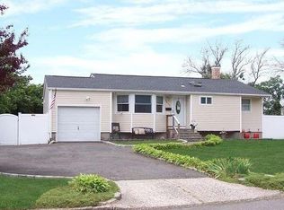 2812 Watch Hill Ave, Medford, NY 11763