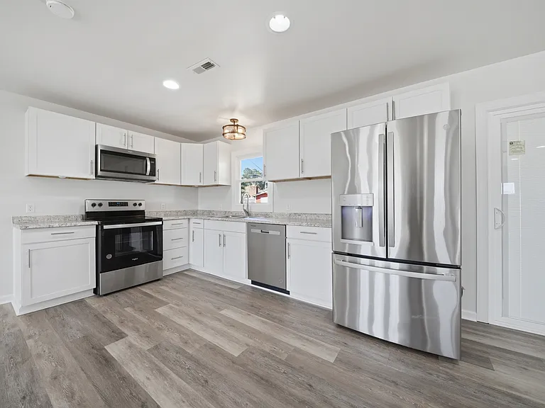1403 Herrington Rd — Photo 4