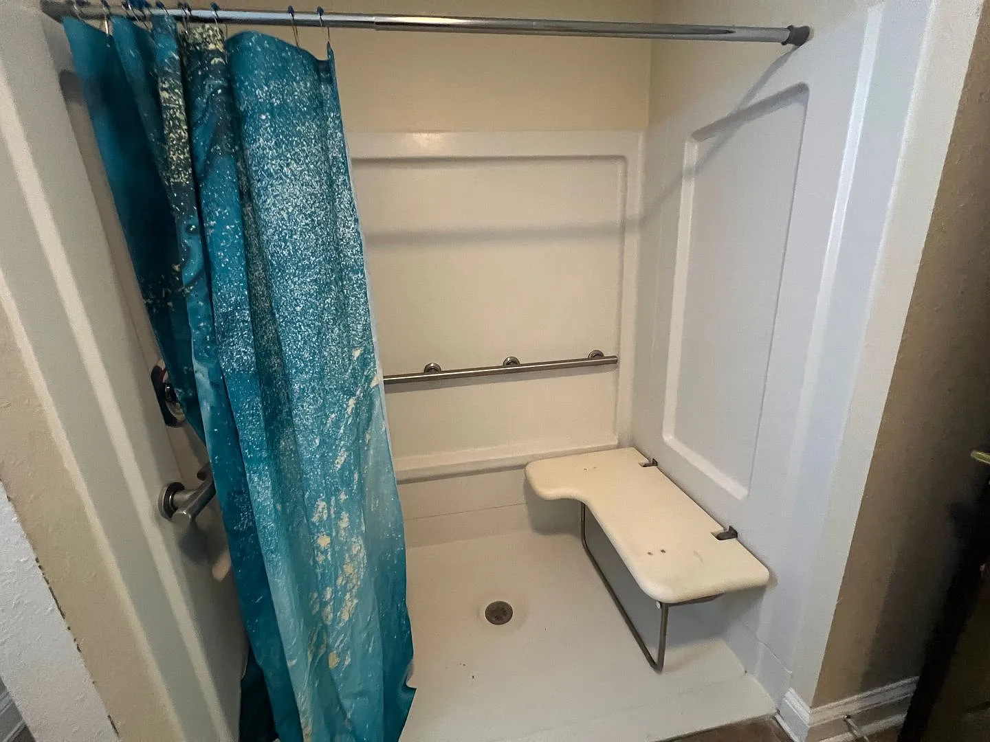 325 Charles Apts — Photo 4