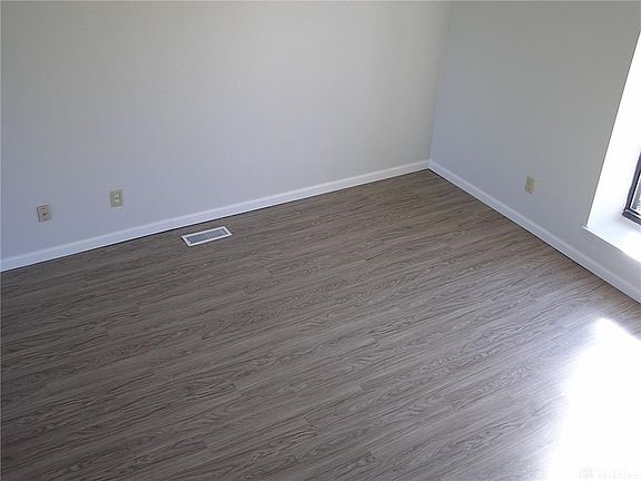 4th image of 8677 Deer Hollow Dr