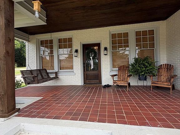 2nd image of 300 Murphree St