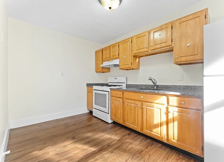 2 bed, 1.0 bath, 800 sqft, $2,550 — Photo 2