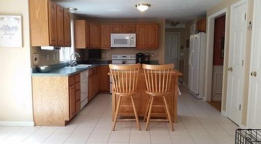 4th image of 170 Fox Hill Dr