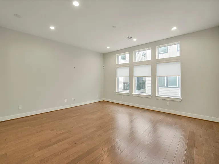 760 W Donovan St — Photo 8