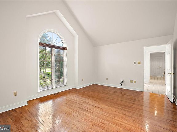 5th image of 611 N Park Dr
