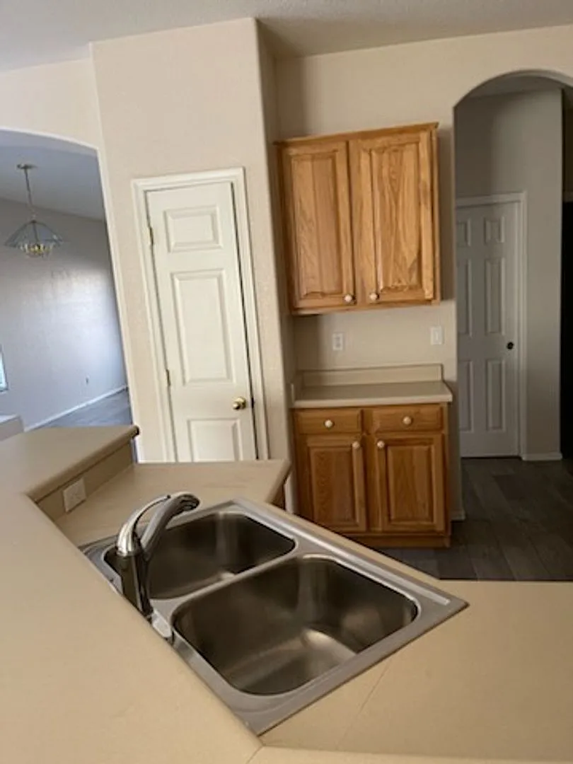 4 bedroom 2 bath in Goodyear — Photo 4