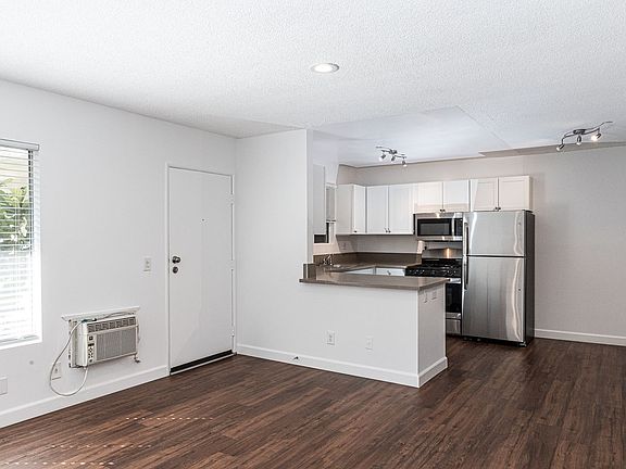 2nd image of 5903 Cahuenga Blvd #10