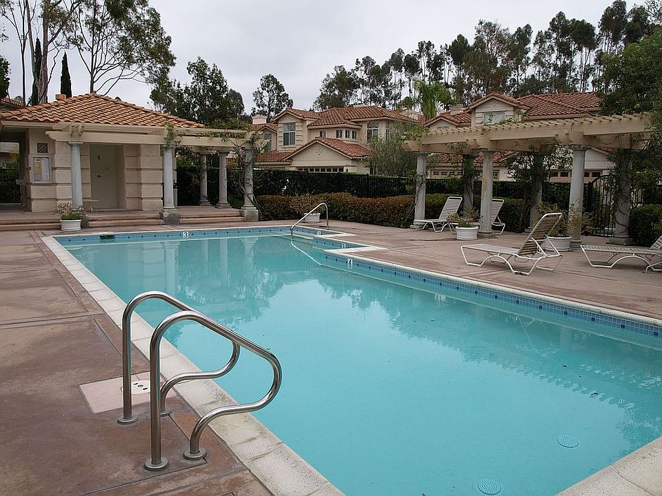 Complex Pool & Jacuzzi