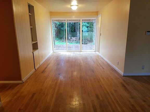 3rd image of 335 NE 162nd St