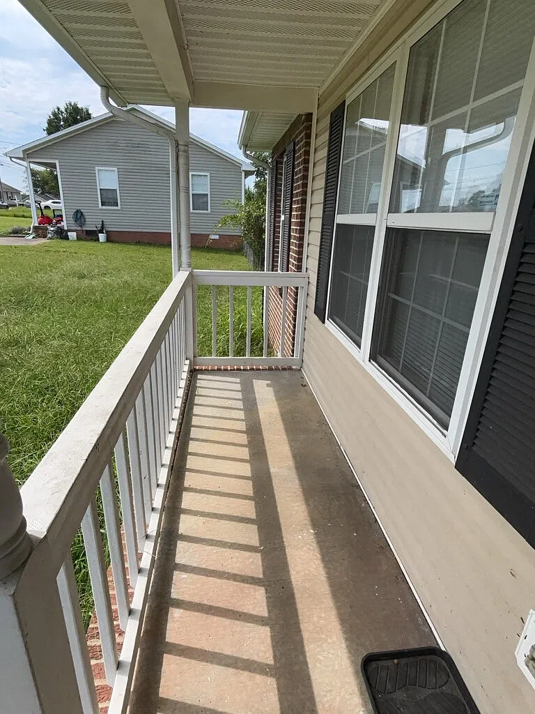 3 bed, 2.0 bath, 1043 sqft, $1,300 — Photo 1