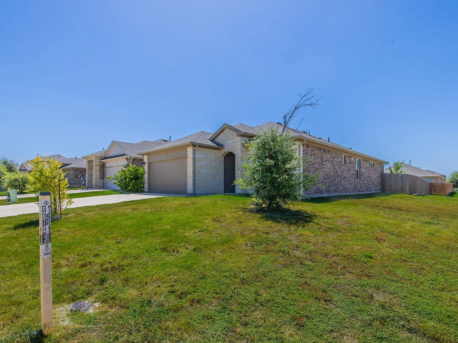 3 bed, 2.0 bath, 1424 sqft, $1,800 — Photo 2