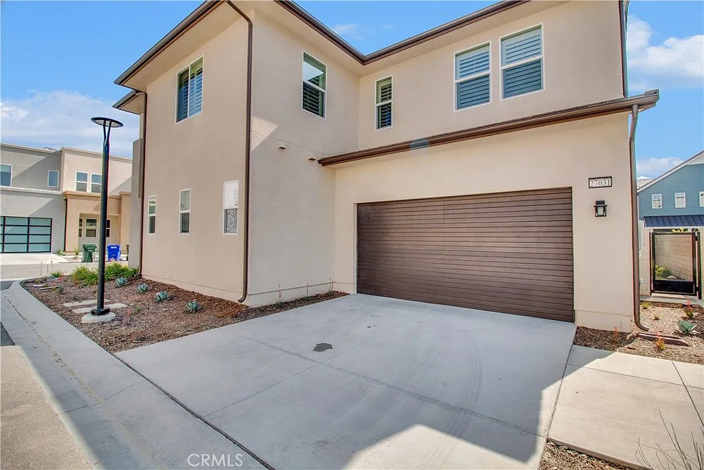 3 bed, 3.5 bath, 2481 sqft, $4,850 — Photo 1
