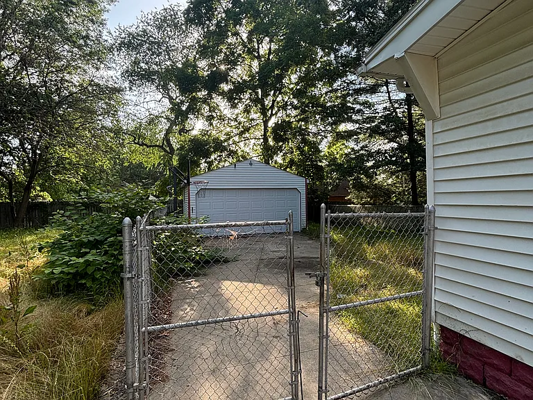 632 Grace Ave — Photo 14