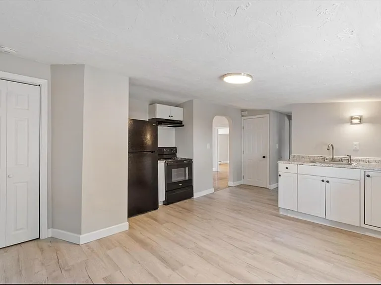 176 Washington St — Photo 16