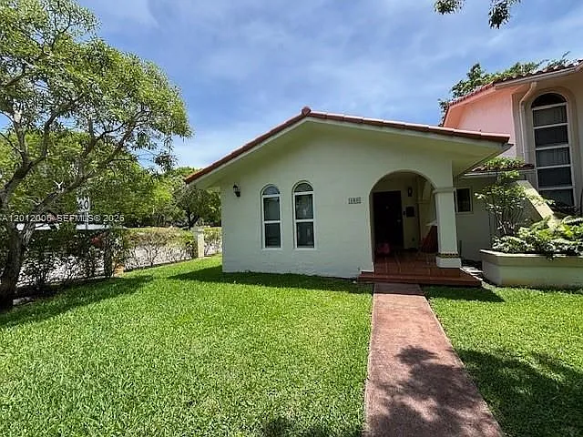 3 bed, 2.0 bath, 2000 sqft, $4,700 — Photo 3
