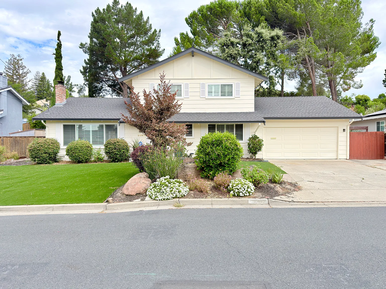 4 bed, 2.5 bath, 2022 sqft, $5,750 — Photo 2