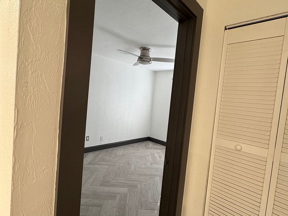 Front bedroom with ceiling fan
