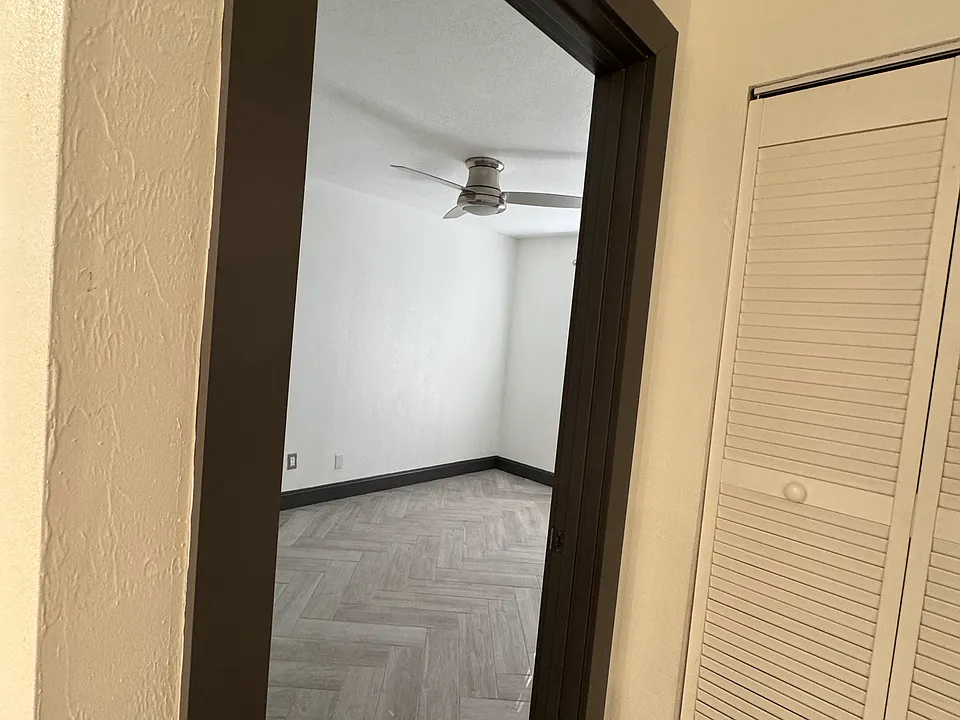 Front bedroom with ceiling fan