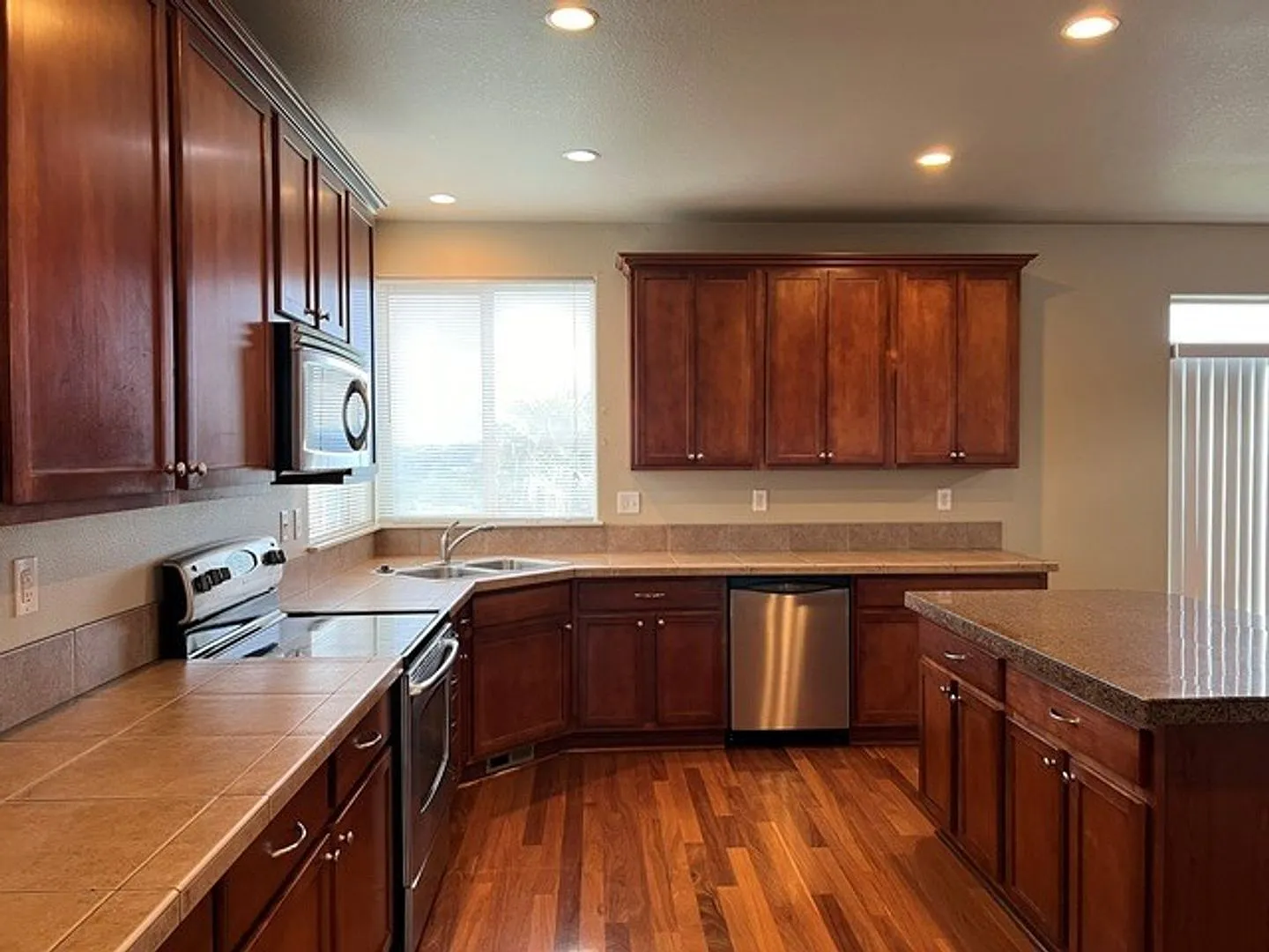 4Bd/2.5Ba Two Story House - Available Mid October! — Photo 4