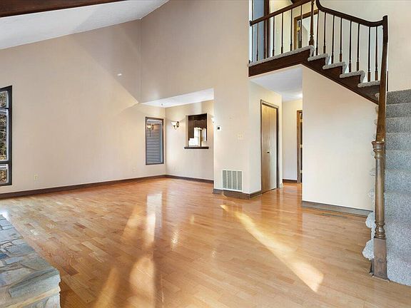 5th image of 212 Summer Cir