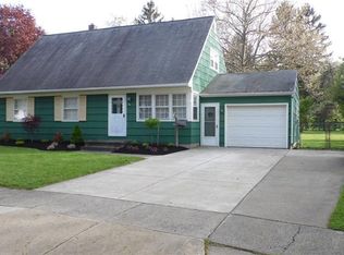 34 Brookwood Dr, Hamburg, NY 14075