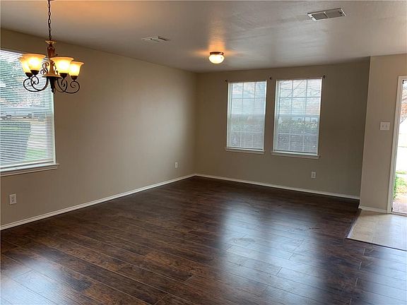 4th image of 1800 Thorntree Ln