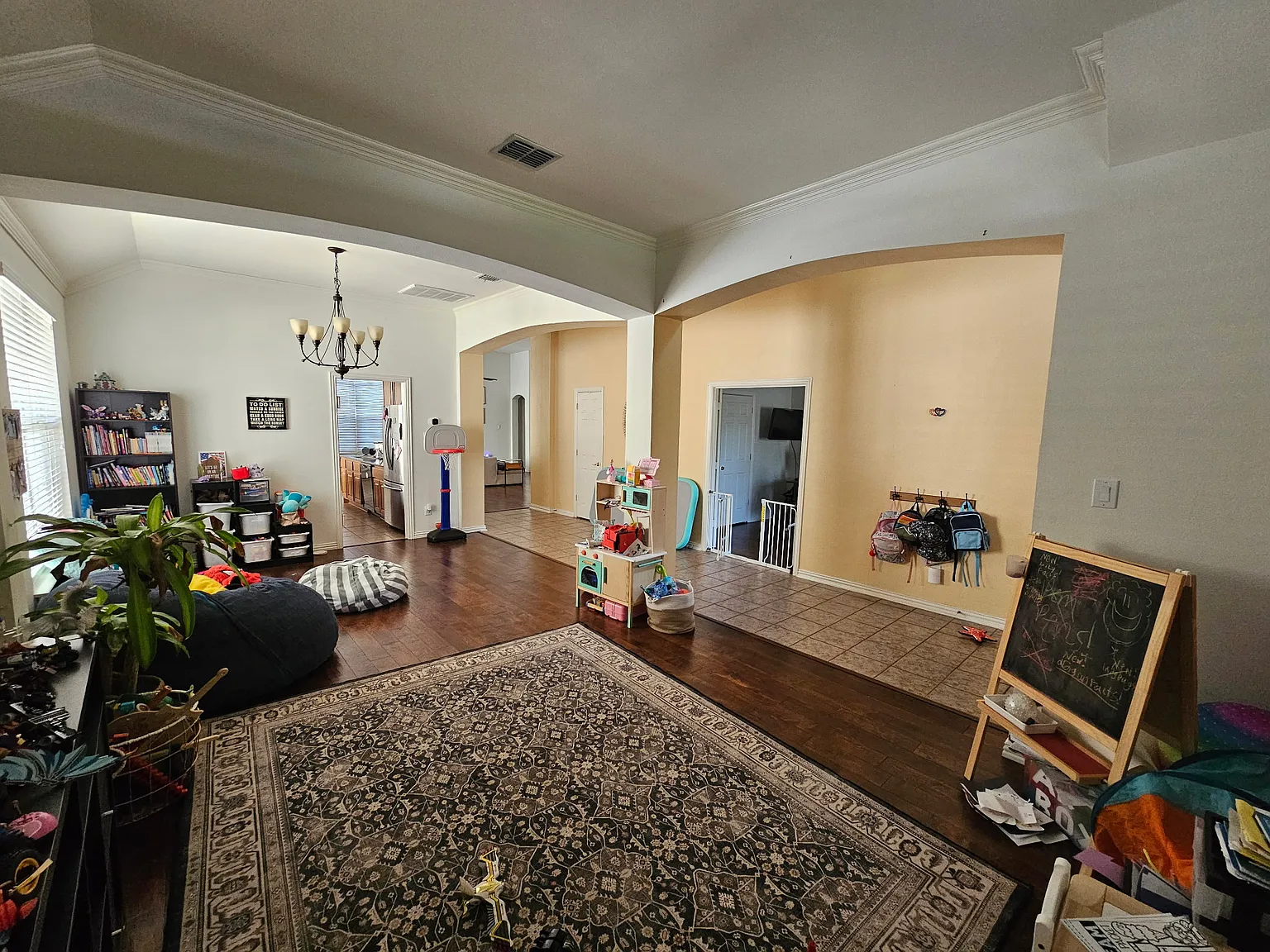 4 bed, 2615 sqft, $3,150 — Photo 2