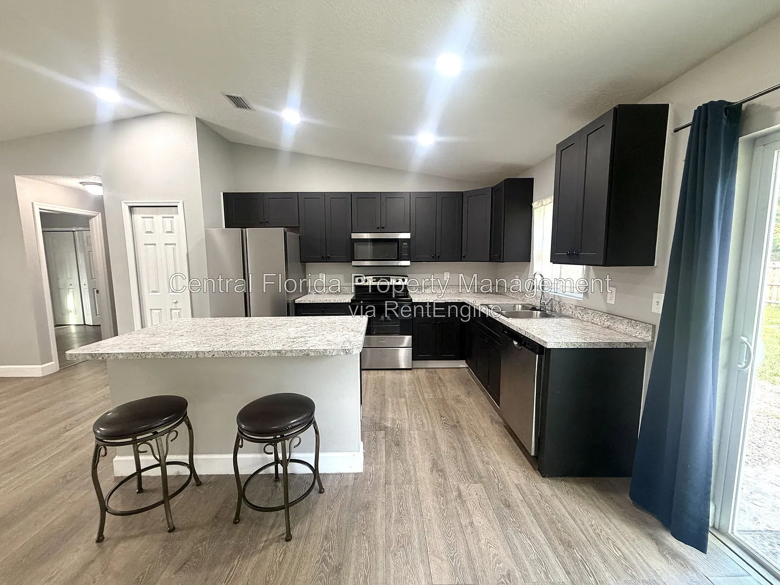 3 bed, 2.0 bath, 1189 sqft, $2,149 — Photo 4