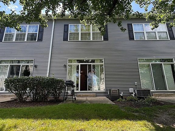 5th image of 2461 Oneida Ln