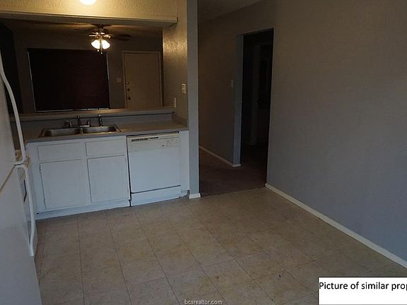 2nd image of 409 Manuel Dr APT D