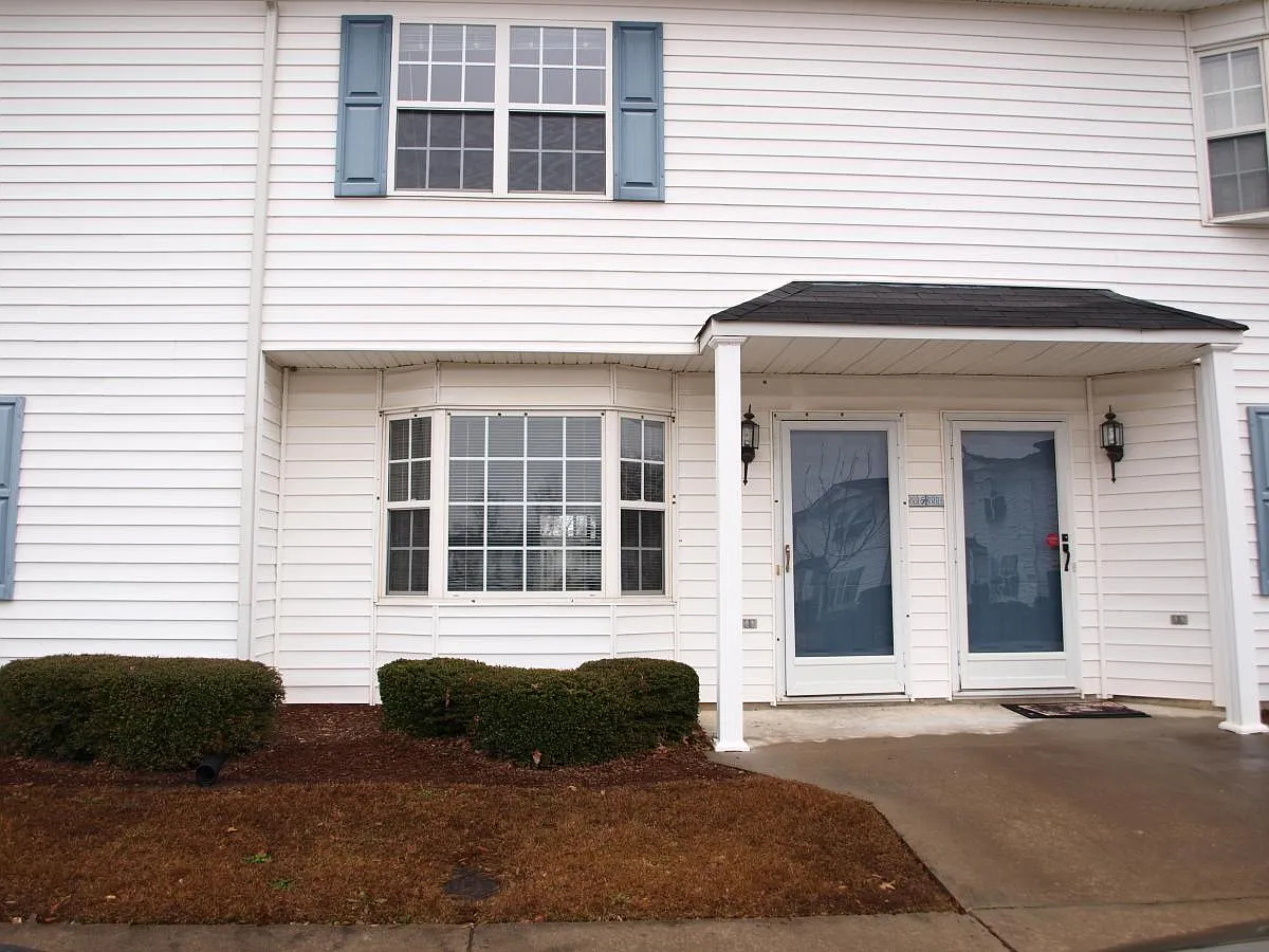 2 bed, 1.5 bath, 1040 sqft, $1,000 — Photo 1