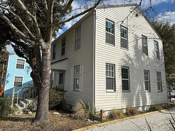 Front / side view with driveway