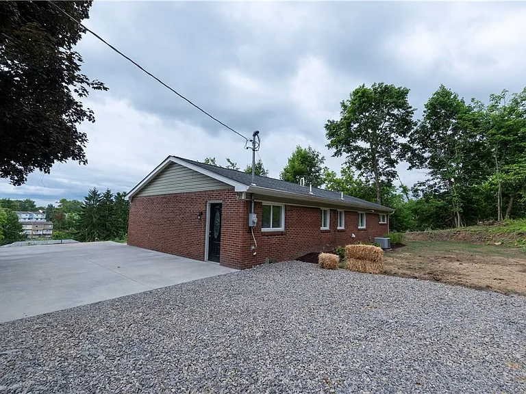 1165 Kings Ln — Photo 2