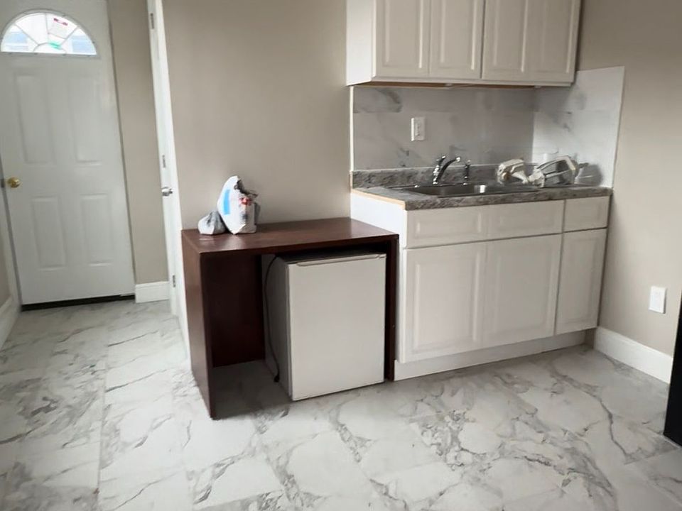 1st image of 614 Minor St #2
