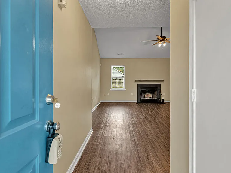 201 Ross Ct — Photo 27