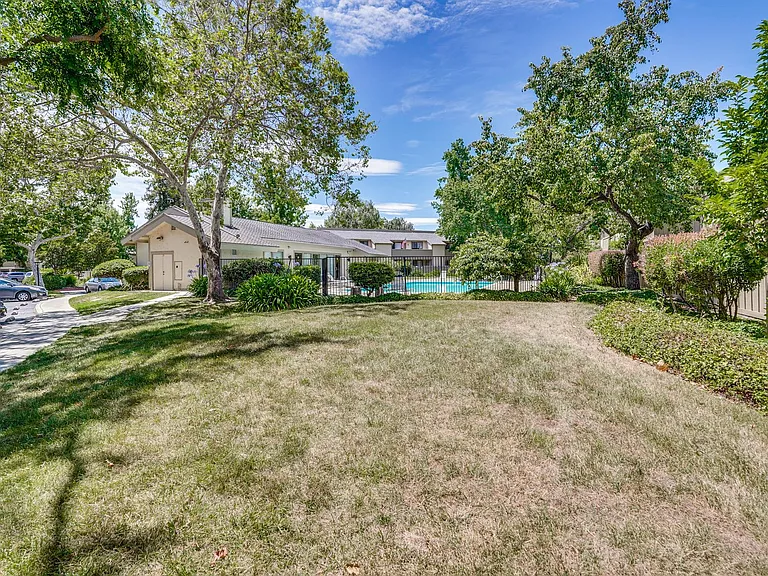 1083 N Abbott Ave — Photo 31