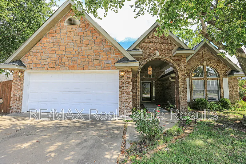 3 bed, 2.0 bath, 1802 sqft, $2,000 — Photo 3