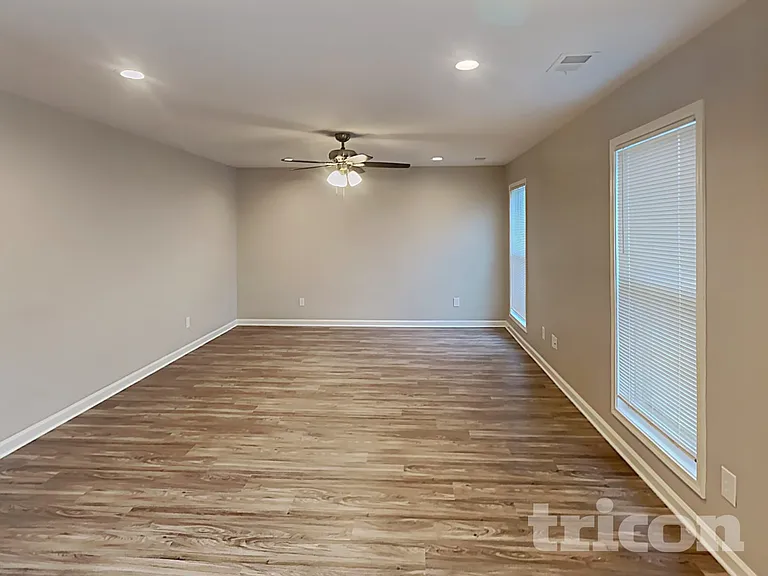 919 Dovefield Ln — Photo 3