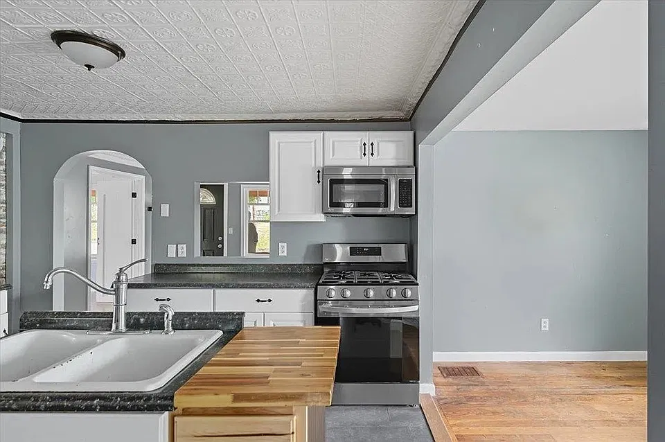 3 bed, 1070 sqft, $2,500 — Photo 3