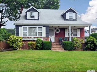 541 Maude St, Hempstead, NY 11550
