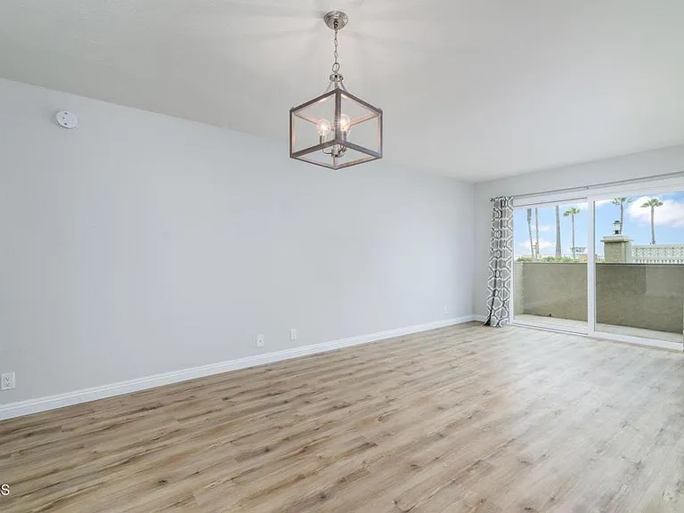 257 E Surfside Dr — Photo 2