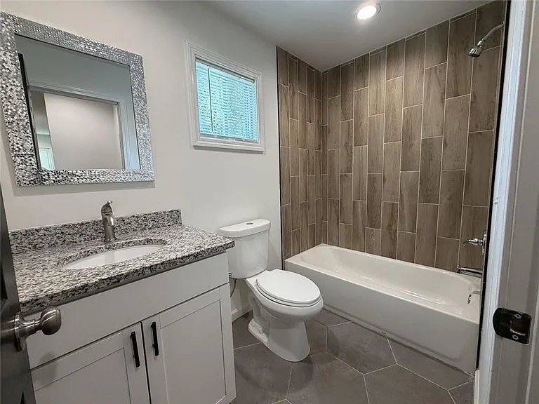 315 E 17th St SW — Photo 16