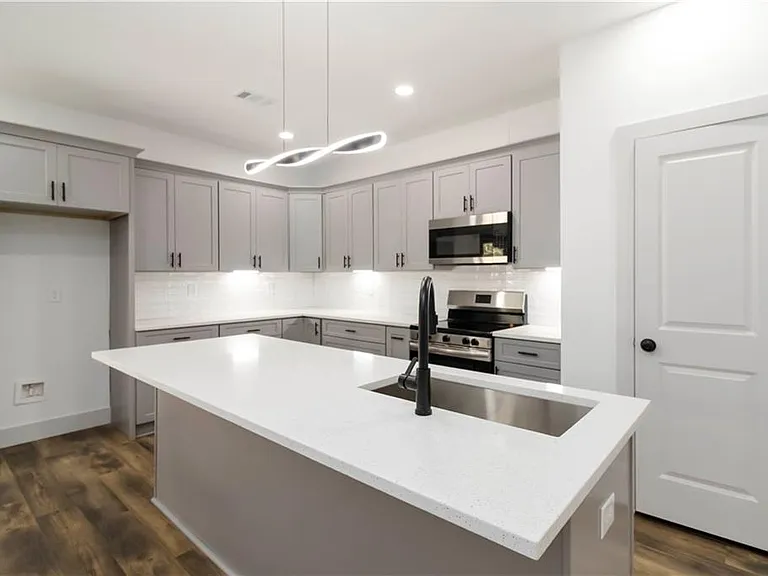2884 Thompson Cir — Photo 11