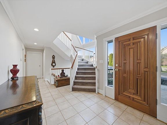 3rd image of 488 Glenbrook Dr