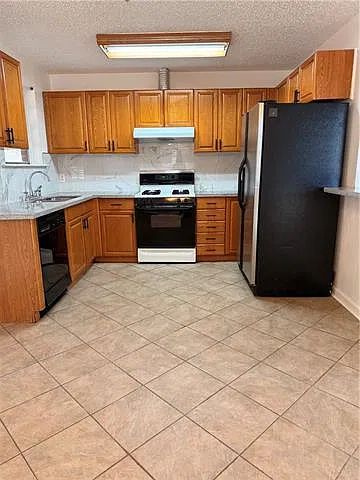 3 bed, 1.0 bath, 900 sqft, $1,800 — Photo 3