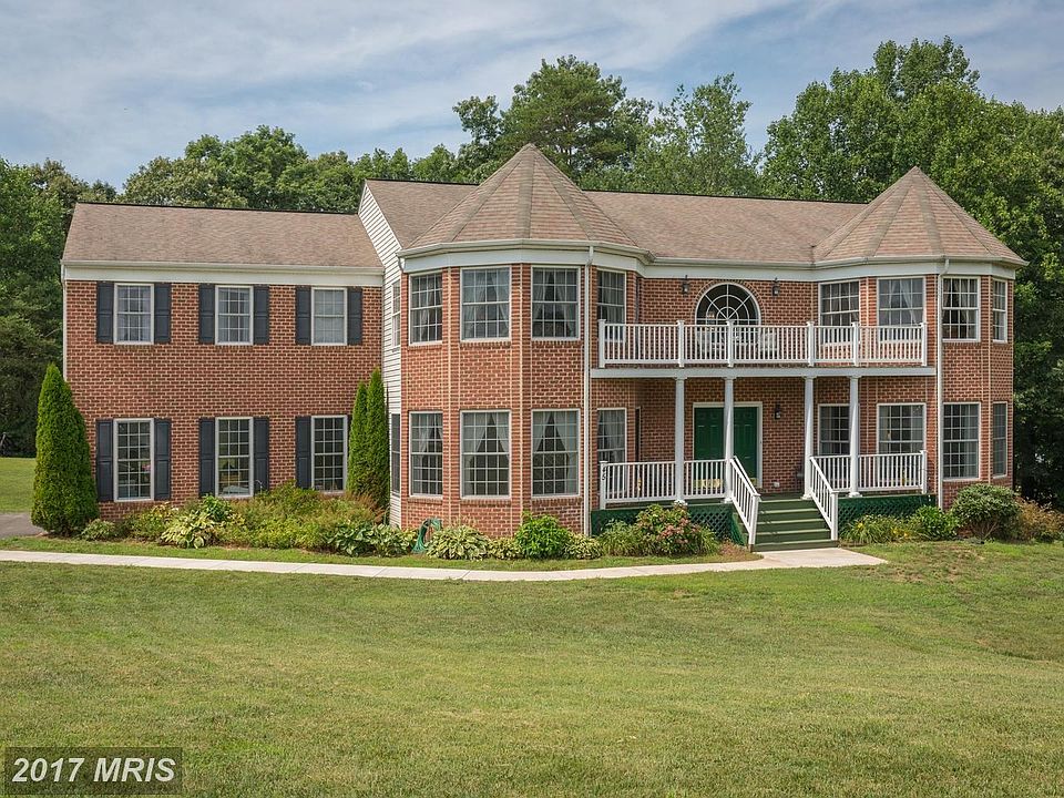 Majestic Victorian with multiple decks!